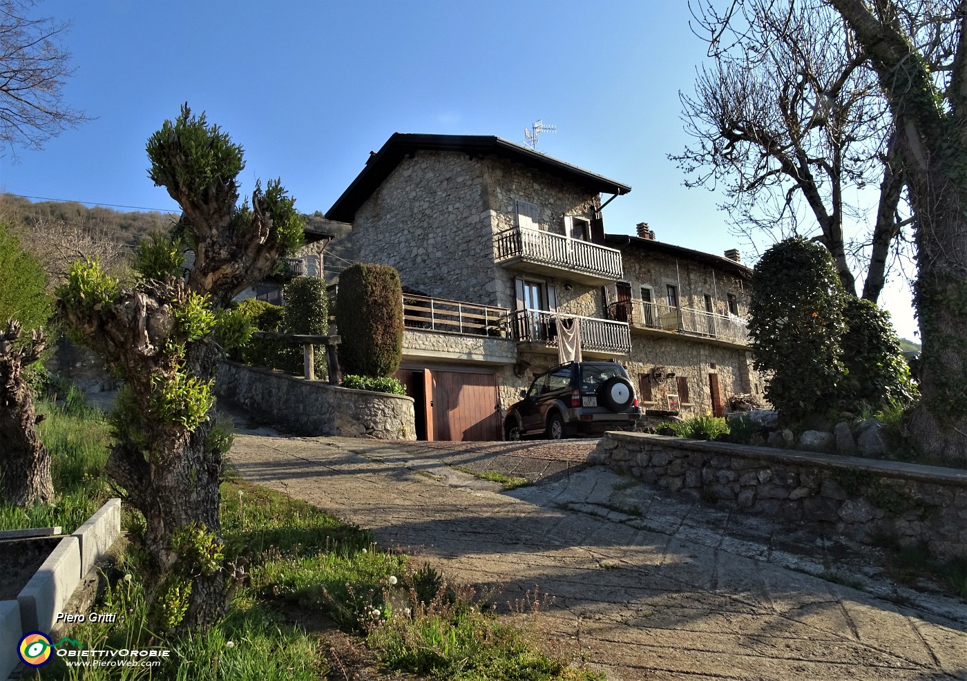 07 Partenza da Pernice ( 727 m)  di Zogno, baciata dal sole.JPG